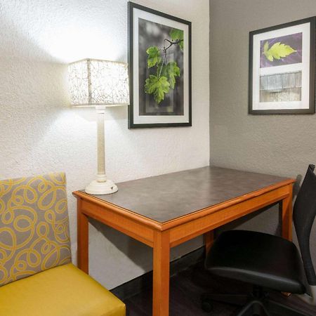 Super 8 By Wyndham The Woodlands North Hotel Ngoại thất bức ảnh