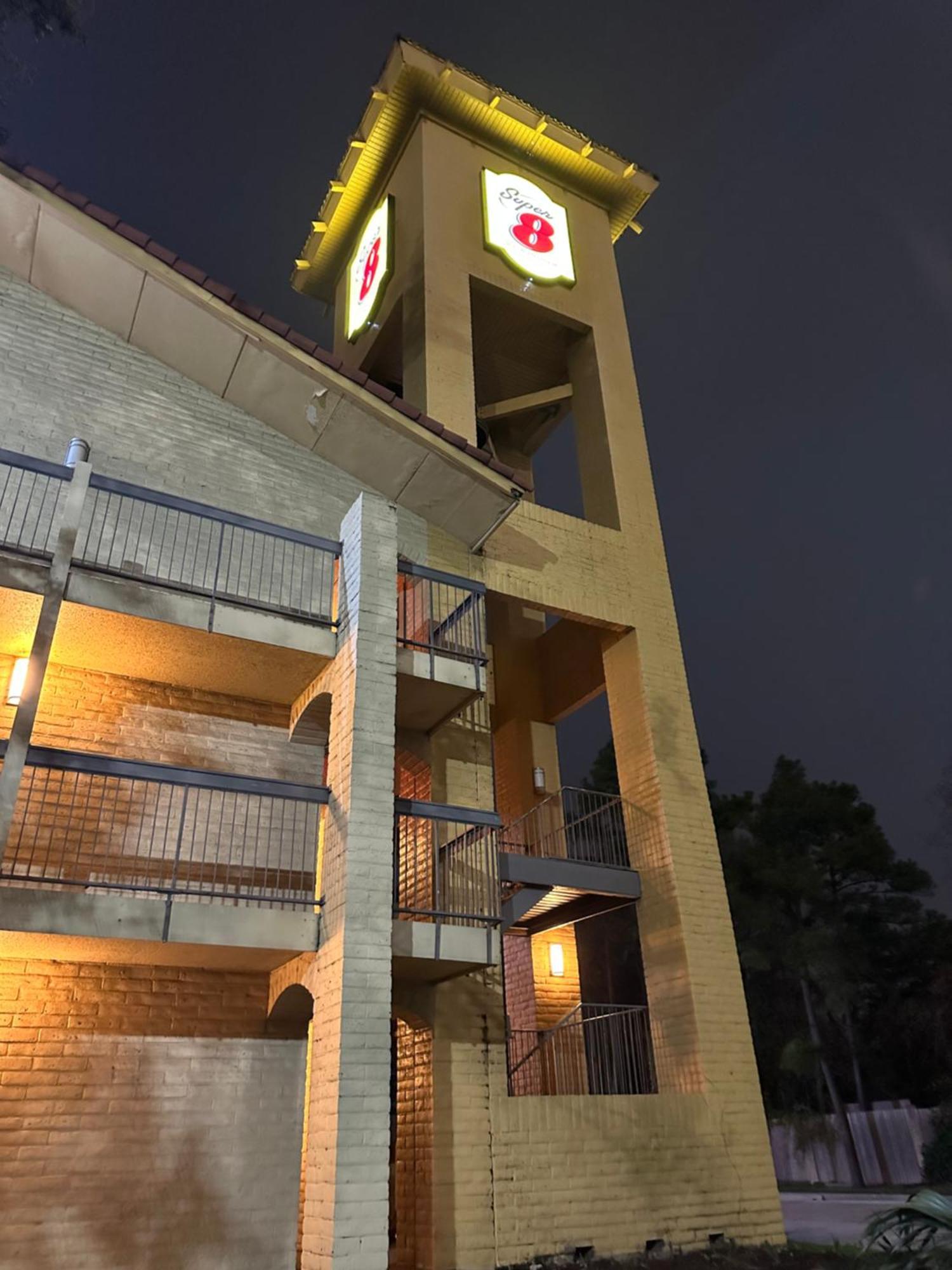Super 8 By Wyndham The Woodlands North Hotel Ngoại thất bức ảnh