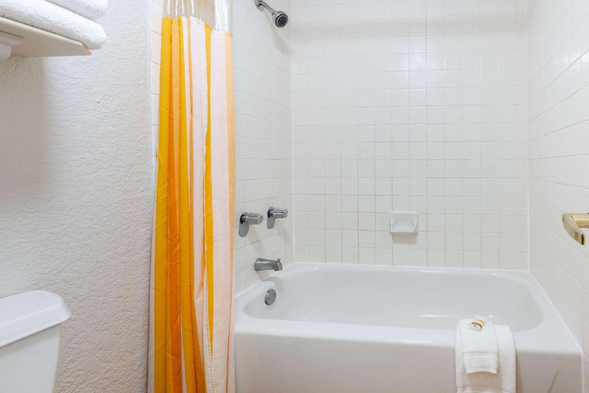 Super 8 By Wyndham The Woodlands North Hotel Ngoại thất bức ảnh