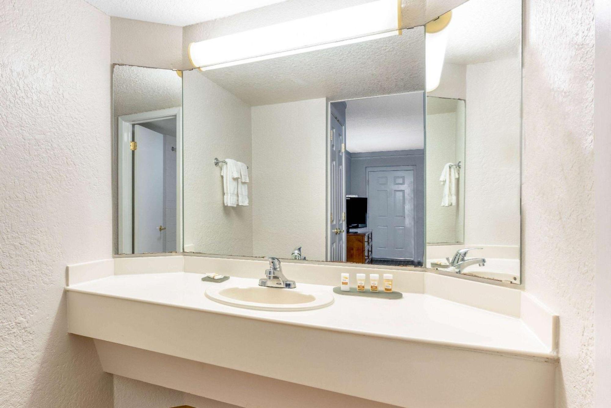 Super 8 By Wyndham The Woodlands North Hotel Ngoại thất bức ảnh